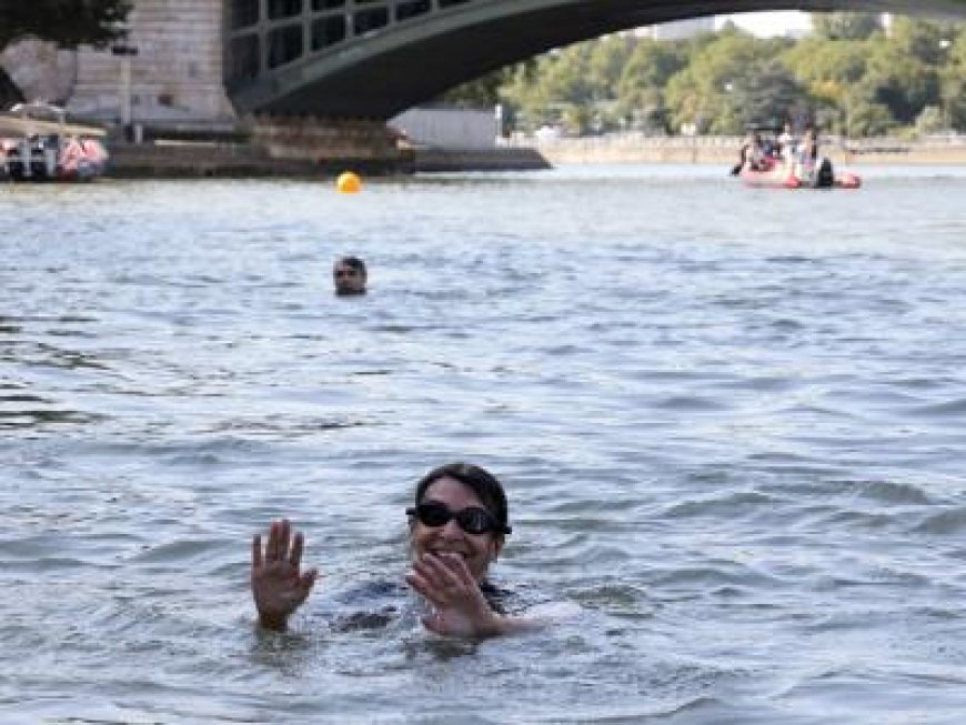 Alcaldesa se zambulle en el Río Sena antes de París 2024